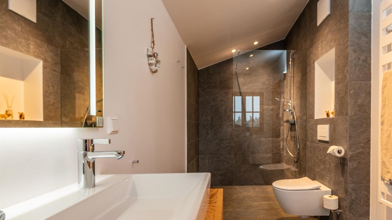 Gesamt vier Badezimmer Gesamt vier Badezimmer